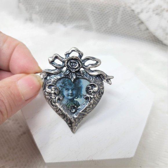 Vintage Pewter Finish Pin Brooch Photo Frame Heart - Picture 3 of 6